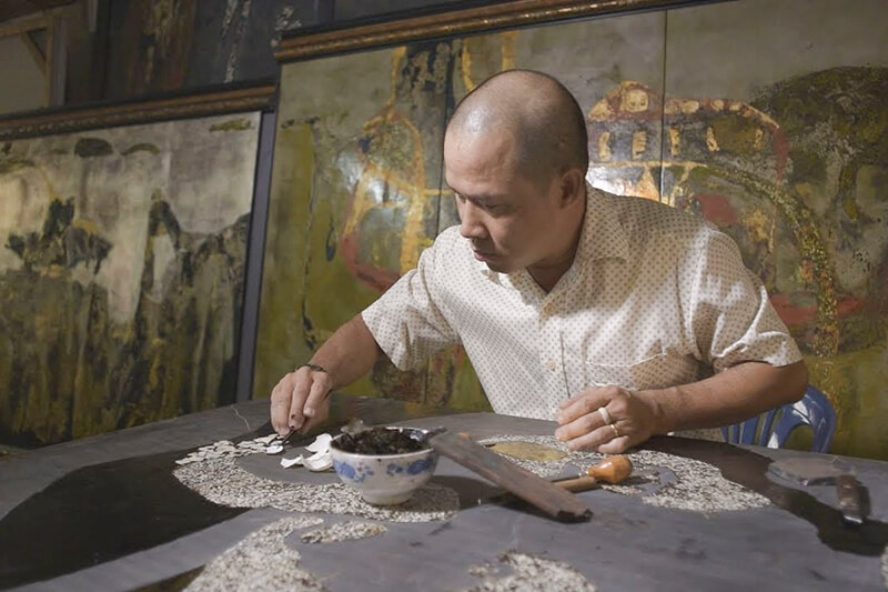 Making Vietnam Lacquer Paintings